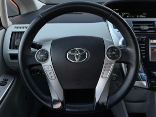 Toyota Prius v foto 11