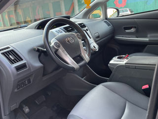 Toyota Prius v foto 4