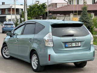 Toyota Prius v foto 3