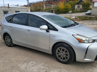 Toyota Prius v foto 2