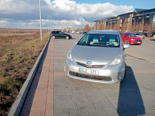 Toyota Prius v foto 2