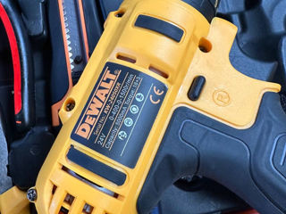 Ударный шуруповёрт DeWalt DCD771 с набором инструментов в комплекте foto 2