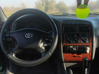 Toyota Avensis foto 2