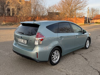 Toyota Prius v foto 4