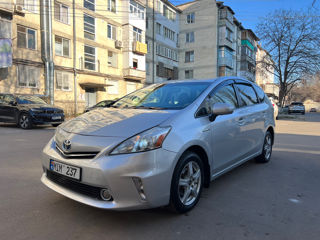 Toyota Prius v foto 9