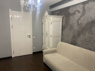 Apartament cu 3 odăi în centru Chișinăului foto 9