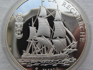 Серебряные монеты с изображением кораблей