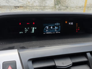 Toyota Prius v foto 5