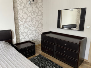 Set mobila , dormitor, comoda , oglindă foto 2