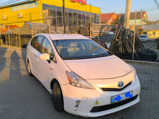 Toyota Prius v foto 8