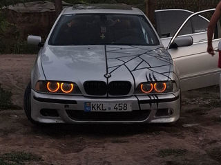 BMW 5 Series foto 2