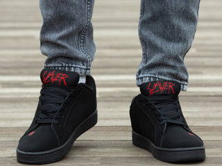 DC х Slayer Court Graffik Unisex foto 9