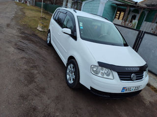 Volkswagen Touran foto 2