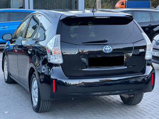 Toyota Prius v foto 5