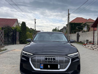 Audi e-tron фото 1