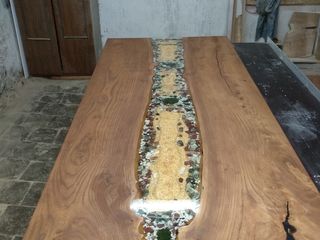 Изготовлением оригенальных столов .барные стоек столешниц с эбокситной смолойи слэба foto 4