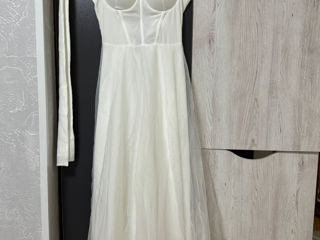 Se vinde rochia albă