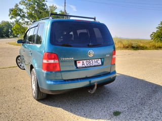 Volkswagen Touran foto 2