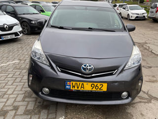 Toyota Prius v foto 2