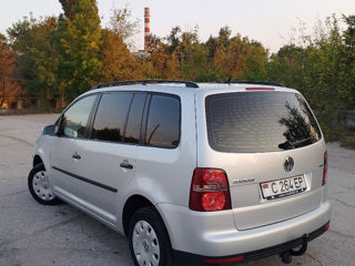 Volkswagen Touran foto 3