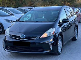 Toyota Prius v foto 1