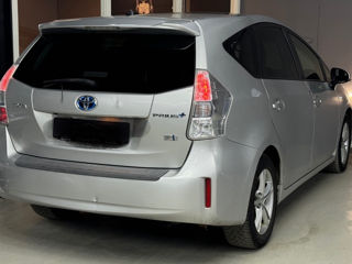 Toyota Prius v foto 5