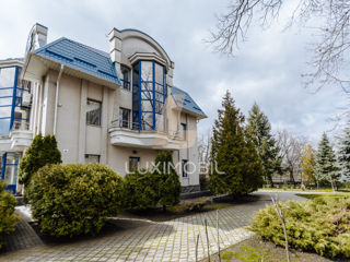 Casa în 4 nivele, cu spatii de oficiu pe un teren 20 Ari în zona Verde/Parc. Riscanovca-Chisinau