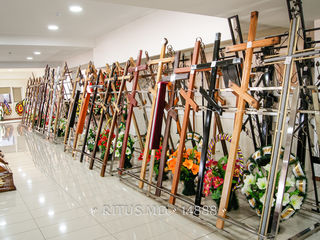 Articole funerare în asortiment: sicrie, coroane, cruci, haine şi pantofi, accesorii înmormântare foto 9