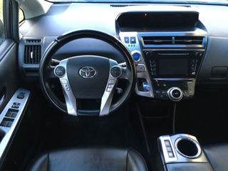 Toyota Prius v foto 5