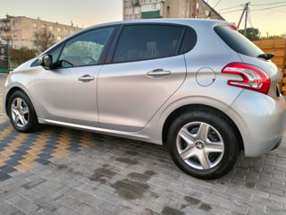 Peugeot 208 foto 2