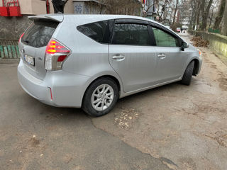 Toyota Prius v foto 3