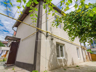 Vânzare, 4 odăi separate, casă la sol, în 2 nivele, încălzire autonomă, 104900 euro