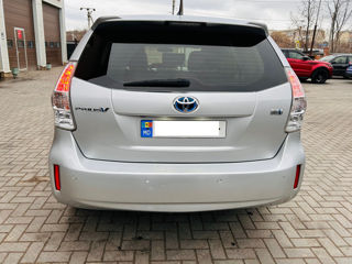 Toyota Prius v foto 6