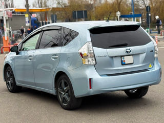 Toyota Prius v foto 9