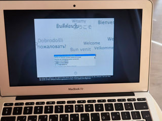 Vind MackBook Air Model- A1465 lucreaza doar cai blocat pe icloud dau cu Incarcator foto 1