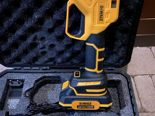 Секатор DeWALT c экраном