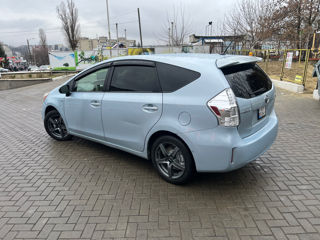 Toyota Prius v foto 4