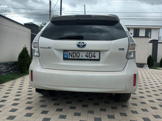 Toyota Prius v foto 7