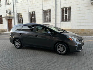 Toyota Prius v foto 7