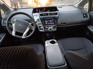 Toyota Prius v foto 6