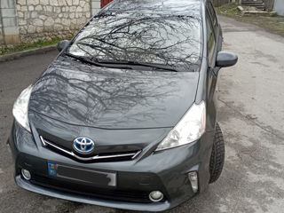 Toyota Prius v foto 4