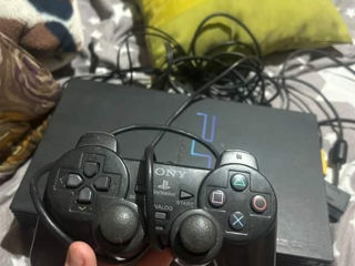 Vând PlayStation 2