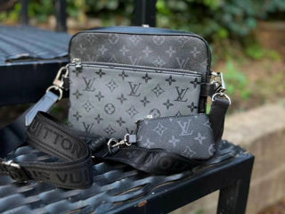 Vând borsetă Louis Vuitton foto 9