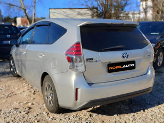 Toyota Prius v foto 3