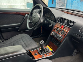 Mercedes C-Class foto 9