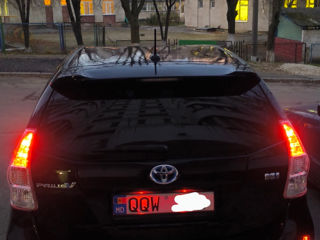 Toyota Prius v foto 2