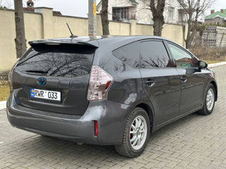 Toyota Prius v foto 4