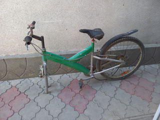 Vând o bicicletă, 250 lei.