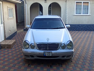 Mercedes E-Class foto 1