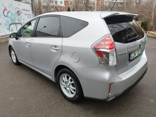 Toyota Prius v foto 5